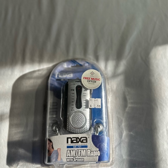 NAXA NR-721 AM/FM MINI POCKET RADIO BLACK WITH SILVER SPEAKER AND HEADPHONES - Picture 4 of 4